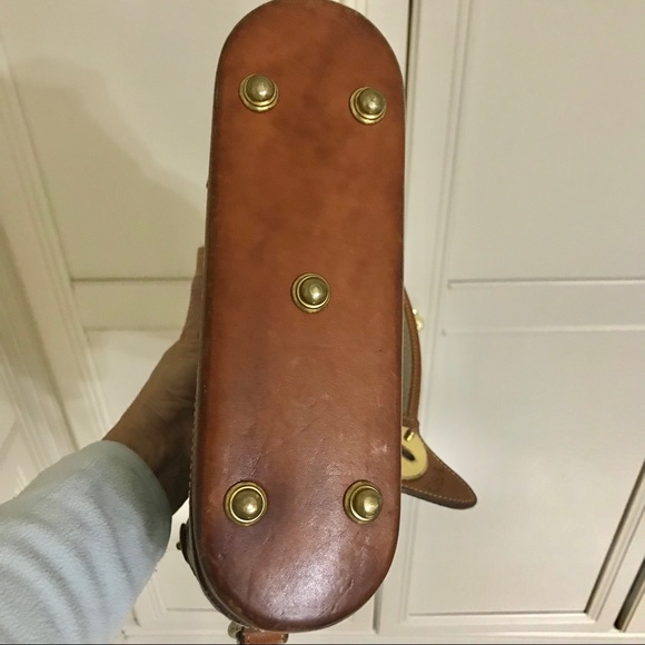 Vintage Dooney and Bourke taupe leather shoulder bag. - Picture 6 of 6